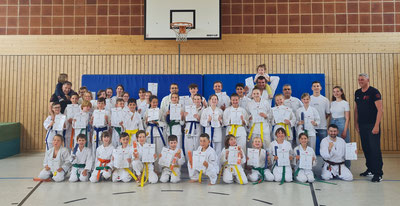 Du betrachtest gerade Gürtelprüfungen bei Karate-Dojo-Oki, Prüflinge zeigen tolle Leistungen